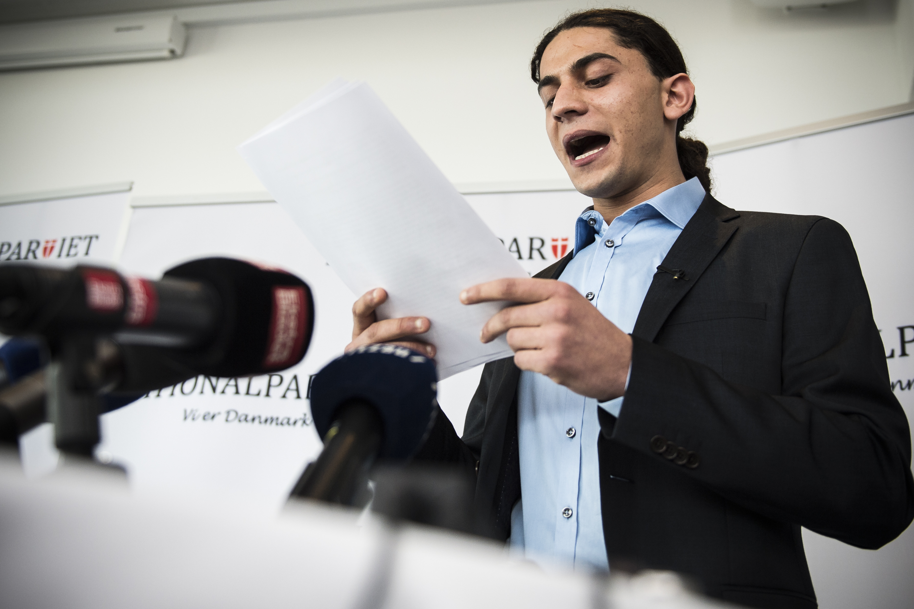 Nationalpartiet har sendt digteren på porten efter sag om narkokørsel