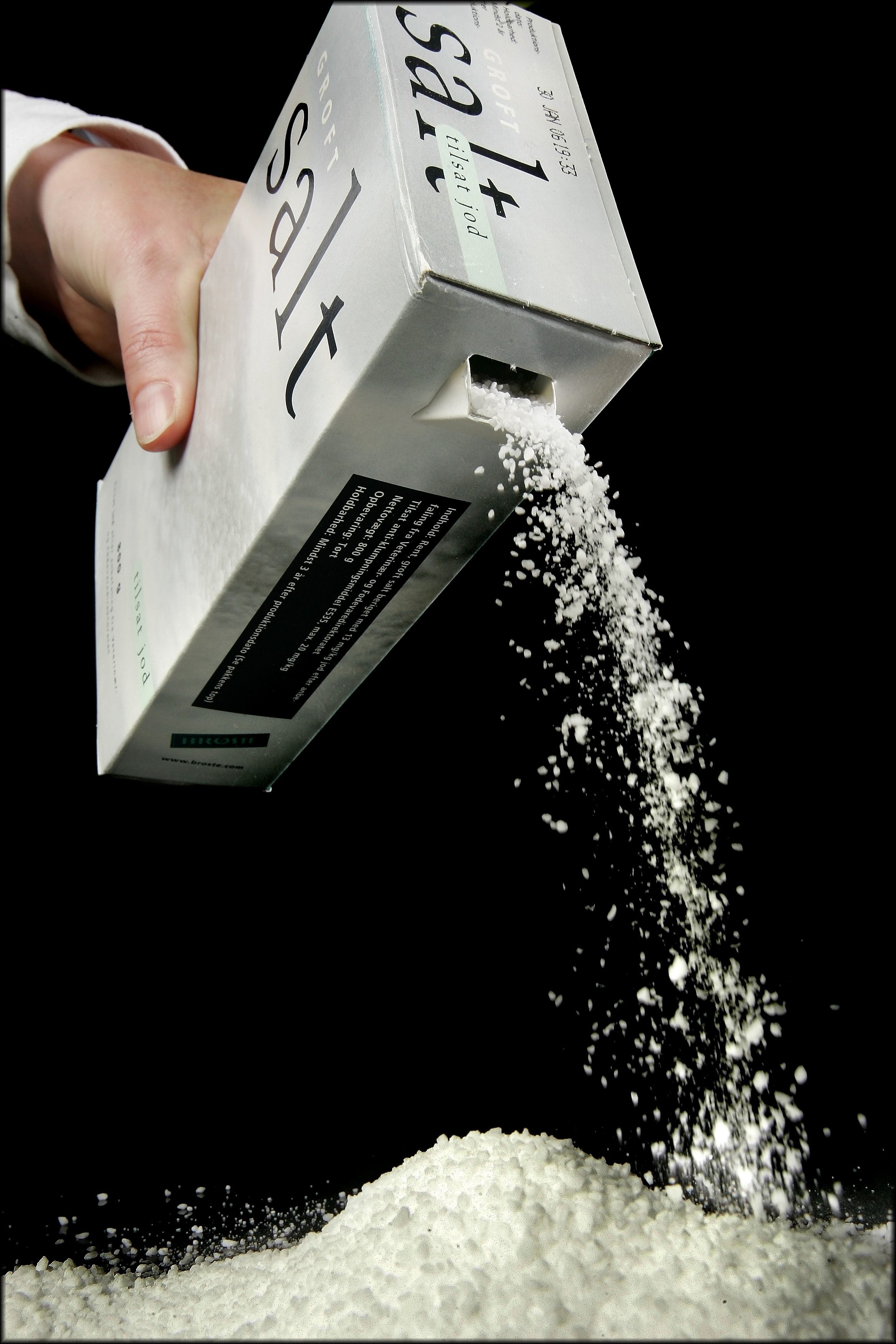 Er det bedre for din sundhed at spise havsalt i stedet for almindelig fint salt, og er det kun folk med for højt blodtryk, der skal passe på med salt. Få svaret her