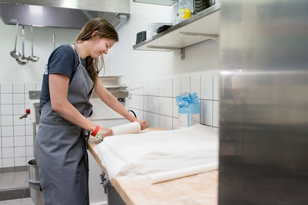 Runa Adriane Larsen er i fuld gang med at lave pizza til aftensmaden. Anne Helene Kahr Thomsen og Daniel Bygballe (foto)