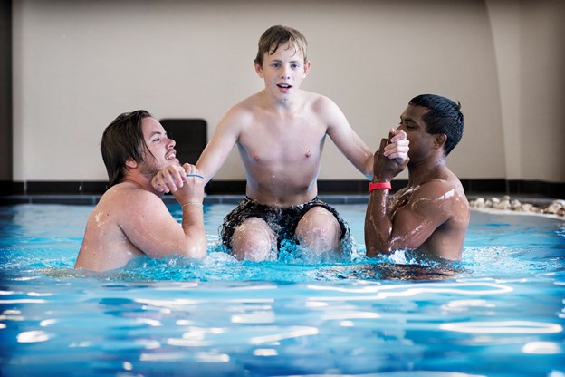 Hjælper Christian Dibbern (tv), Kasper Bøje Rud Nielsen og hjælper Bjørn Fristrup tester hotellets pool. Anne Helene Kahr Thomsen og Daniel Bygballe (foto)