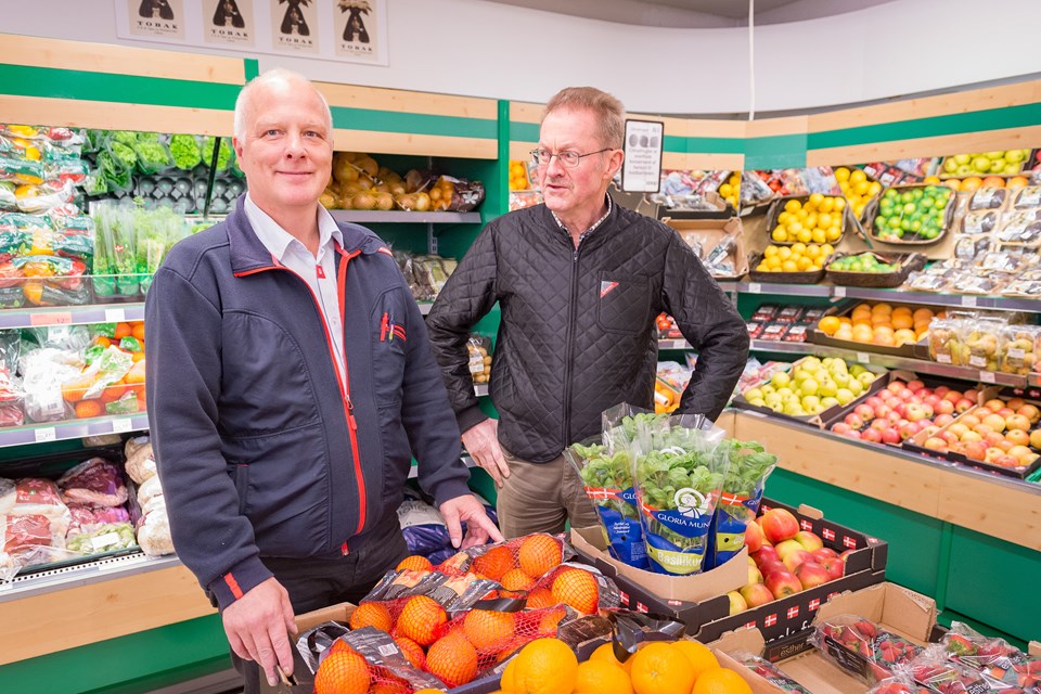 Uddeler Claus Jensen, til venstre, og formand Morten siger, at nu handler det om at udvise rettidig omhu, for hvis brugsen bliver nødt til at lukke, skal det ikke ske med et kæmpe underskud. Foto: Kim Dahl Hansen Gunnar Onghamar og Kim Dahl Hansen (foto)