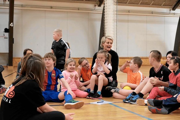 Håndboldholdet Kidz består af udviklingshæmmede børn, der hver uge valfarter til Gistrup for at træne under Rikke Nielsen. Privatfoto