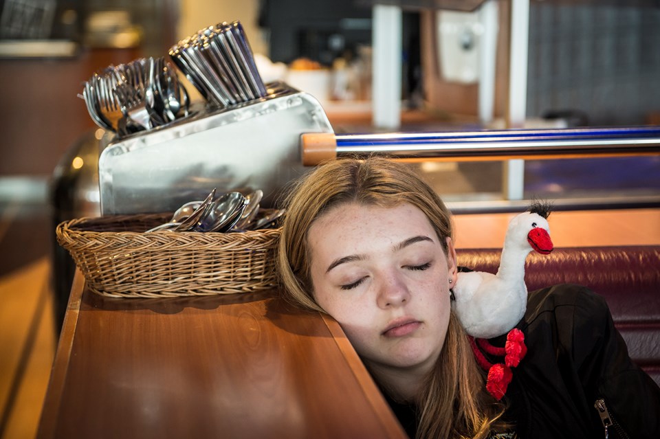 De kære konfirmander var stået tidligt op. De skulle mødes på Vodskov Skole kl. 6.30 hvorefter de kørte med bus til Frederikshavn. Foto: Martin Damgård Martin Damgård