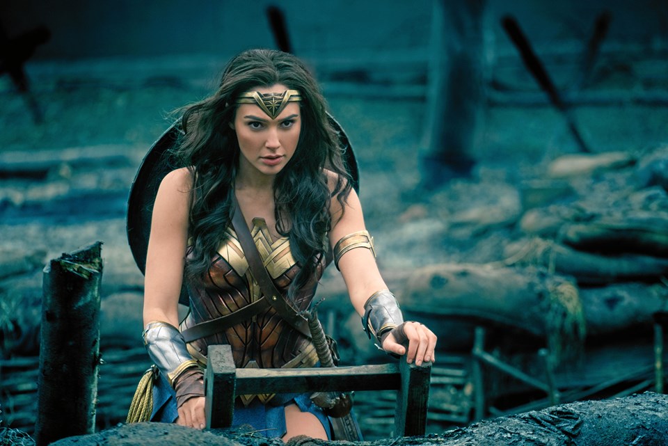 Wonder Woman på vej op af en skyttegrav under Første Verdenskrig for ene kvinde at nedkæmpe den tyske overmagt. Lars Aare