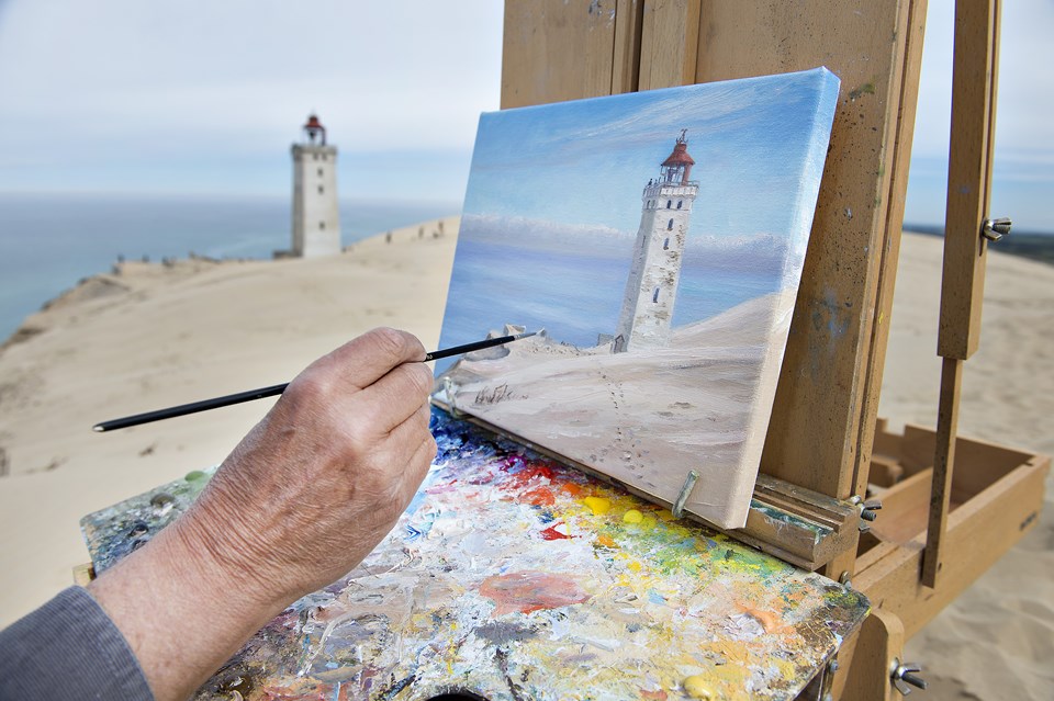 Vindstille og havgus er kunstmalerens vejrmæssige betingelser denne majdag på Rubjerg Knude. Lone Beck og Hans Ravn (foto)