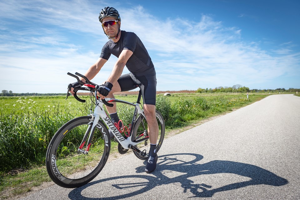 Peter Skovbak fra Strandby er klar til fire dage med voldsomme strabadser, når han deltager i Race Around Denmark over 1600 km. Hans helt store drøm er at køre med i verdens hårdeste cykelløb, Race Across America, hvor deltagerne har 12 døgn til at gennemføre 4800 km. Han træner ugentligt omkring 400 km på lande-?vejene i det nordjyske, og Peter Skovbak føler sig klar til udfordringen i juli. Jens Ole Pedersen og Kim Dahl Hansen (foto)