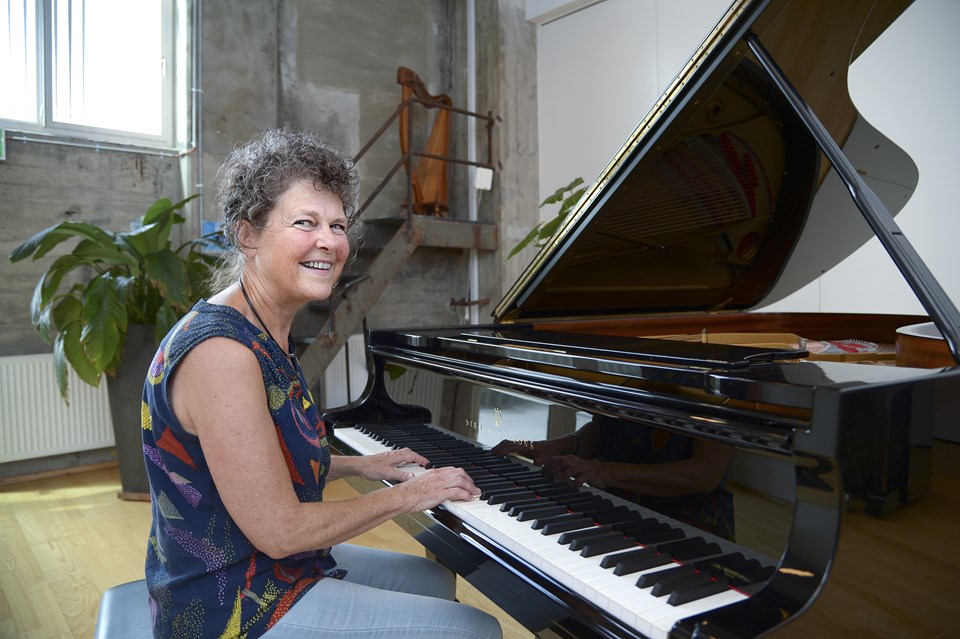 Siden 1972 har Vita Kold arbejdet i musikskoleregi, og de seneste år har hun både undervist og været koordinator på musikalsk grundkursus, der er konservatorieforberedende. I dag har hun sin sidste arbejdsdag efter 45 år i musikkens tjeneste. Foto: Mette Nielsen Helle Madsen