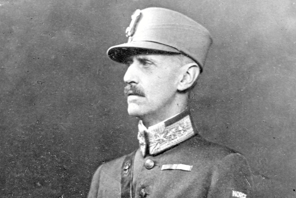 Helten. Kong Haakon VII afviste de tyske krav, vel vidende at det ville gå hårdt ud over hans land og folk. Magtens ansvar tynger. Anders Abildgaard