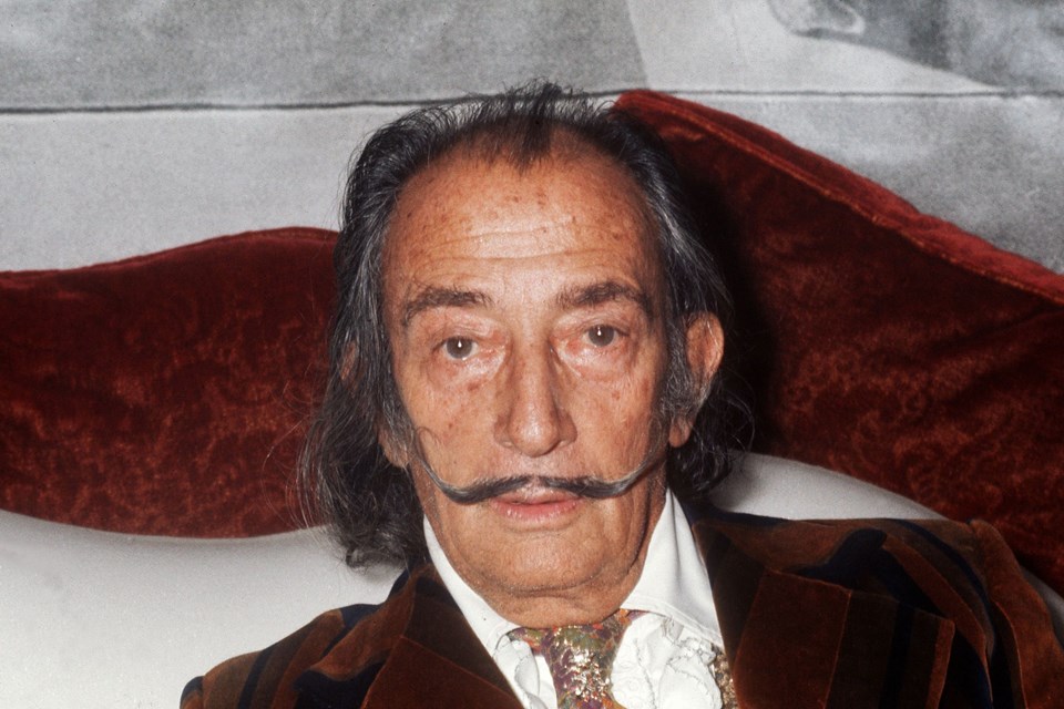 Salvador Dali har været død siden 1989 og ligger begravet i sit museum i Figueras i Spanien. Billedet er taget i 1972. Scanpix/Stf/arkiv Frank Jørgensen, Ritzau