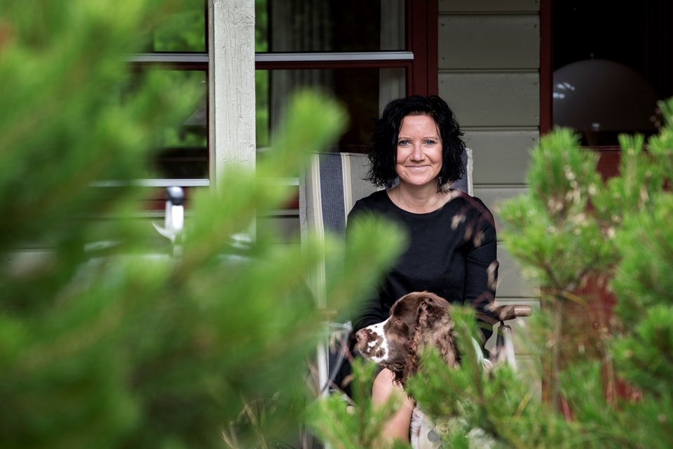 - Tænk, at vi er her på jorden, midt i naturen, uden overhovedet at have gjort os fortjent til det? Er det ikke utroligt, spøger Louise Juhl Dalsgaard, der går flere timer med Mumrik hver dag. Charlotte Rørth og Laura Guldhammer (foto)