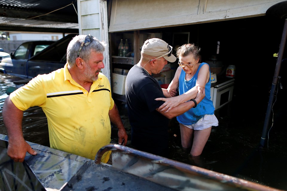 Hersey Kirk is rescued from her home flooded by Tropical Storm Harvey in Rose City Foto: Reuters/Jonathan Bachman