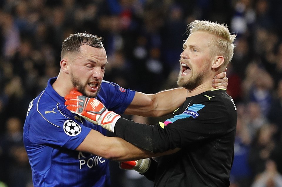 Uefa kårer Schmeichel som ugens bedste CL-spiller Leicester City''s Kasper Schmeichel celebrates with Danny Drinkwater after saving a penalty Foto: Scanpix/Darren Staples
