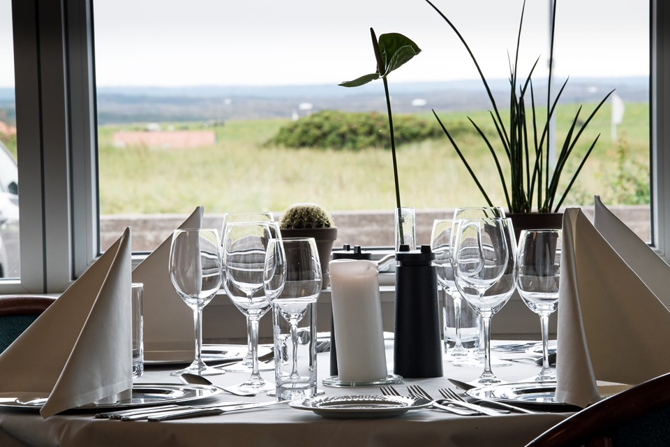 Restauranten er klassisk indrettet og har kig over klitheden. Lars Bang Bertelsen og Bo Lehm (foto)