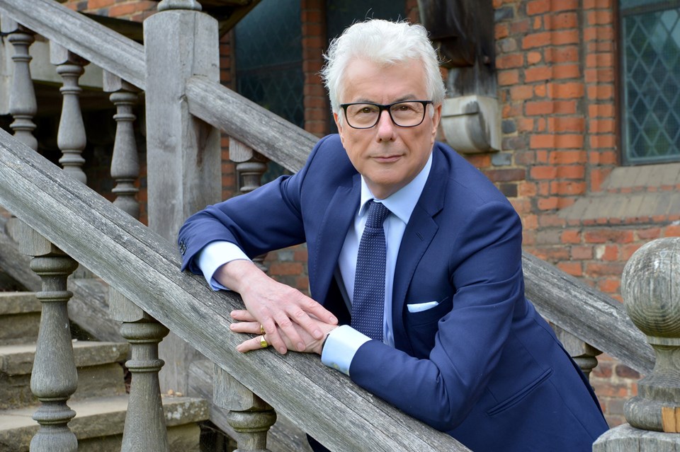 - Jeg ved ikke, om religion i sig selv kan bruges som forklaring på nogle af de uhyrligheder, der er blevet begået op gennem historien. Se bare på, hvad kommunismen er ansvarlig for, og det er jo ikke en religion. Måske er det bare sådan, at religion er blevet brugt som en undskyldning for at tyrannisere og slå mennesker ihjel, siger Ken Follett. Foto: Olivier Favre Bine Madsen