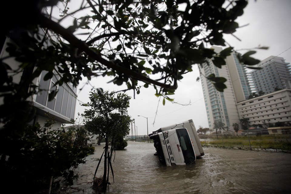 En lastbil er væltet om på siden i den amerikanske storby Miami efter orkanen Irma. Reuters/Carlos Barria Niels Fjord og Peder Top Poulsen