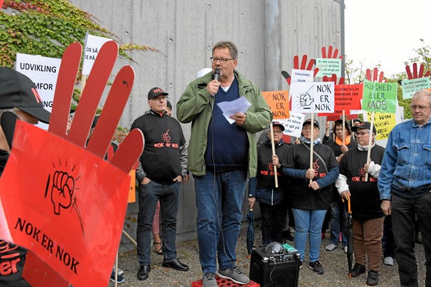 Peter Kristensen, kredsformand for socialpædagogerne i Nordjylland, taler ved demonstrationen i Frederikshavn forud for byrådsmødet onsdag. Foto: Henrik Louis Hans Christensen