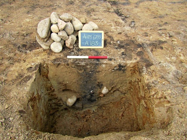 Et stolpehul på cirka en meters dybde vidner om en ganske kraftig fundering, og stolpehullet er særdeles velbevaret dets alder taget i betragtning, fortæller arkæolog ved Nordjyllands Historiske Museum, Lone Andersen.Foto: Nordjyllands Historiske Museum Emil Abkjær Kristensen