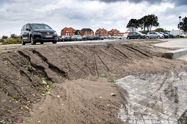 De seneste dages voldsomme regnskyl har delvist ødelagt skrænten bag den nye trappe på Værkergrunden. Hans Christensen