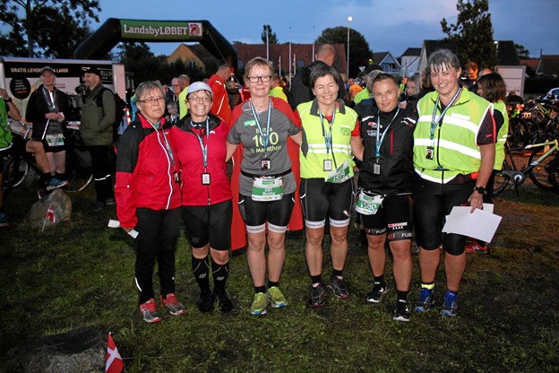 Britta Andersen (51), Jerslev, løb tirsdag aften sin halvmarathon nr. 100. Her er hun i målområdet sammen med løbeveninderne Lisbeth Jensen, Helle Hornshøj, Susie Rasmussen, Rosemaria Hedegaard og Lise Rynkeby Jensen. Foto: Cille Strøm Hans Christensen