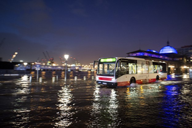 Endnu en kraftig storm har ramt Hamburg i Tyskland. Billedet her er fra sommerens storm. Foto: ritzau/AP/Daniel Reinhardt