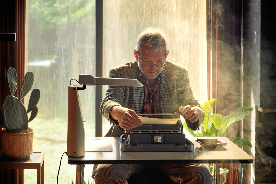 Gud får at vide, at han skal dø. Så nu vil han skrive litteratur. Stor litteratur, der kommer til at ændre verden. Max Melgaard