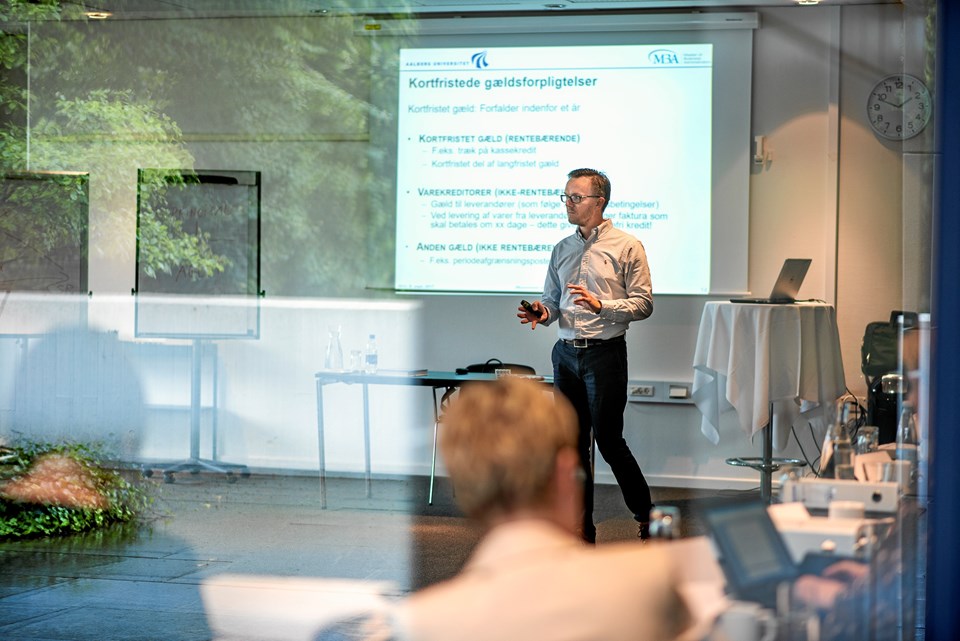 De kompetente undervisere på AAU Executives MBA-studie er forskere ved Aalborg Universitet. Her ses Lektor Niels Sandalgaard i gang med at undervise i økonomisk styring og ledelse. Indhold leveret af AAU