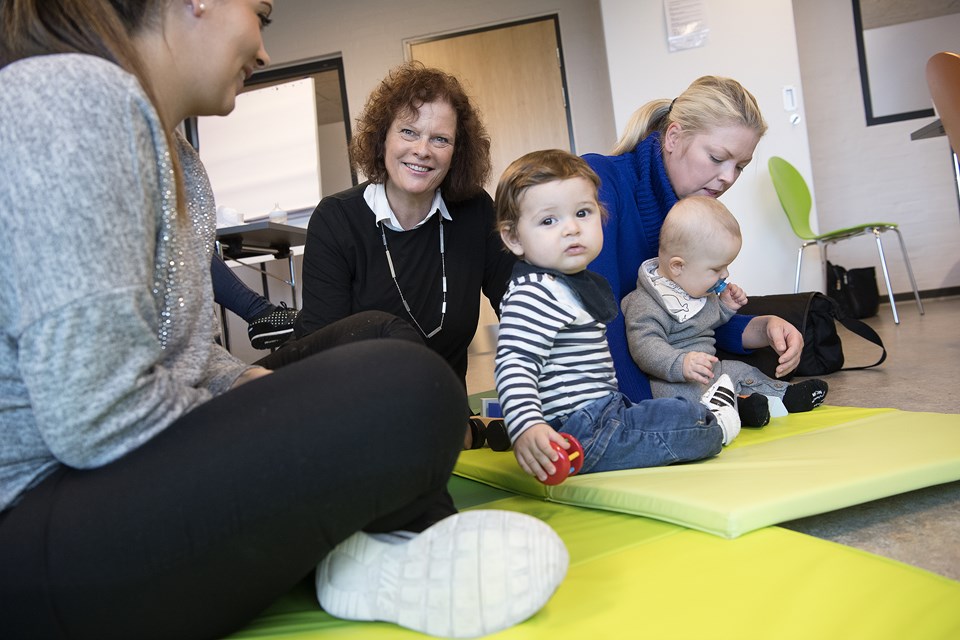 Sundhedsplejerske i Jammerbugt Kommune Benedicte Engstrup (nummer to fra venstre) har været i faget i mange år og så gerne, at flere fik lov til at tage samme uddannelse, så der bliver kompetente hænder nok til nordjyske småbørnsfamilier også fremover. Her er vi til Baby Café i Aabybro. Foto: Lars Pauli Birgitte Bové