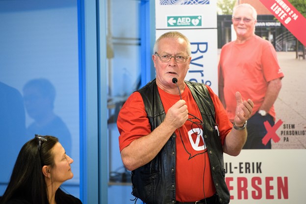 - Enhedslisten har som de eneste stemt imod nedskæringerne på ældre- og handicapområdet, sagde Poul-Erik Andersen (EL). Hans Christensen og Peter Broen (foto)