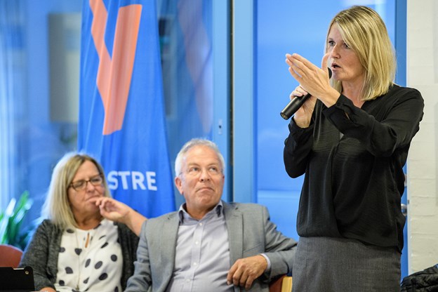 - Alle arbejder benhårdt, men vi har et anstændigt serviceniveau og jeg kan se alle i øjnene, sagde borgmester Birgit Hansen (S). Hans Christensen og Peter Broen (foto)