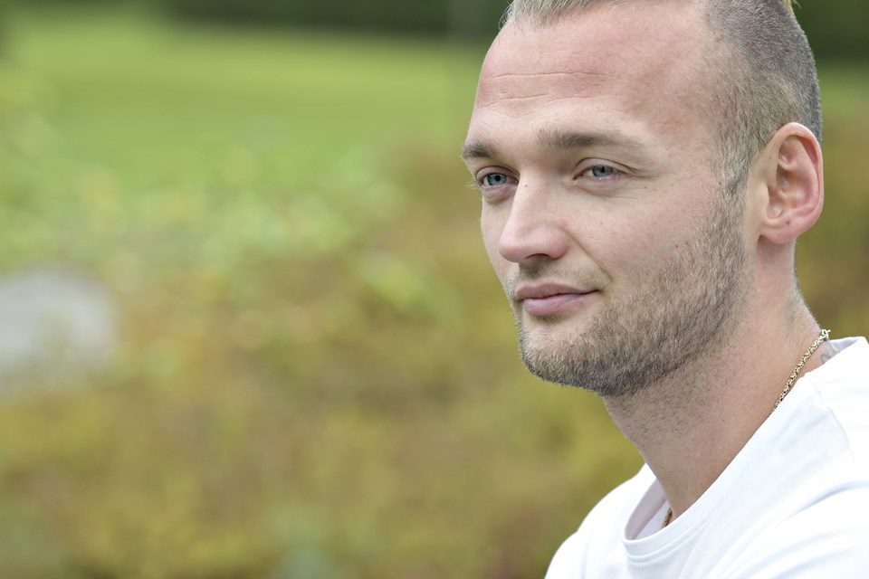 Peter Bystrup har altid været den, vennerne kom til med deres problemer. - I virkeligheden har jeg altid været god til at tale med mennesker. Allerede som helt ung var jeg ham til festerne, som andre betroede deres hemmeligheder til i hjørnet, mens de andre festede. De vidste, at jeg ville lytte og holde tæt, siger han.
Det var dog først, da han startede i et forløb hos en alternativ behandler, at han begyndte at få øjnene op for sine menneskelige evner. Foto: Bente Poder Line Lykkegaard Skou