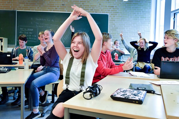 Juhu! Det var bare gas, i virkeligheden havde 9.C vundet Luther-film-konkurrencen, forrest Camilla Haack Vadstrup, skuespilleren. Margit Sig og Torben Hansen (foto)