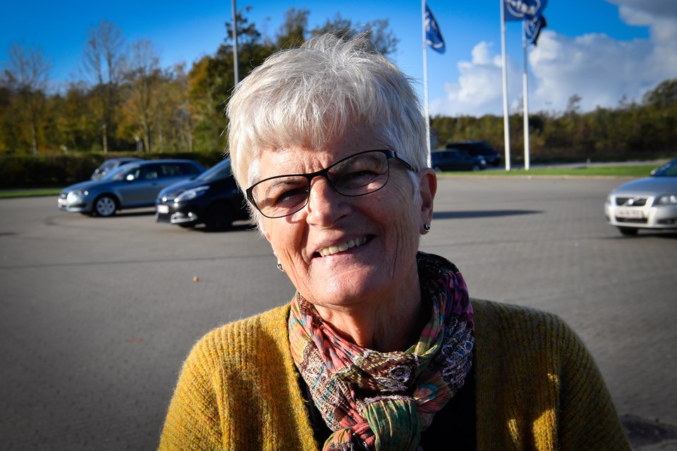 Gudrun Guldbæk: Der er enormt meget kø. Jeg bor herude i Aalborg Øst, og for år tilbage var det nemt at komme ud, men sådan er det ikke mere. Måske er det fordi, der er blevet bygget så meget med universitetet og UCN osv. På Sohngårdsholmvej er der også rigtig meget kø. Det er selvfølgelig altid værst i myldretiden, her ved 14-tiden er det ikke så galt. Anna Bech Sørensen og Kim Dahl (foto)