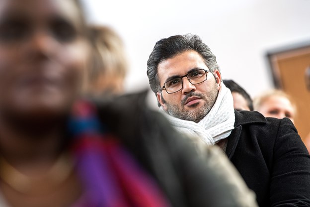 Alaaeddin Kattan flygtede til Danmark for tre år siden, og føler, at det er svært at blive accepteret i Danmark. Han har en universitetsuddannelse i økonomi og har søgt flere job. Men det har indtil nu været forgæves. Lone Hejlskov og Laura Guldhammer (foto)