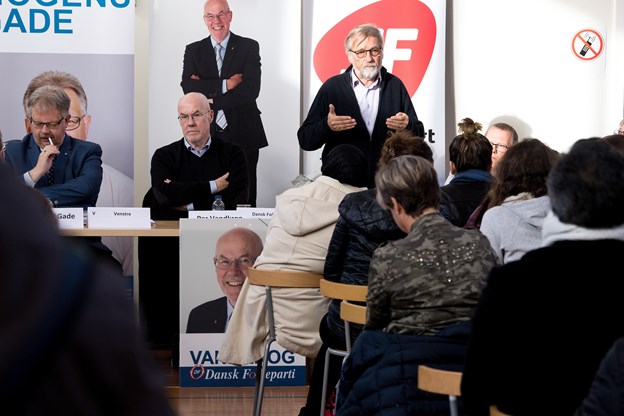 John Bjerg (NB), Erik Ingerslev (SF), Per Vandkrog (DF) og borgmester Mogens Gade (V) var tre af de i alt otte fremmødte kandidater. Lone Hejlskov og Laura Guldhammer (foto)