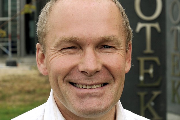 - Det er brand ærgerligt, for det er jo penge vi godt kunne have brugt til noget mere spændende, siger Knud Hjørnholm, formand for Østervrå Idrætsforening. Arkivfoto Hans Christensen og Kirsten Pilgaard