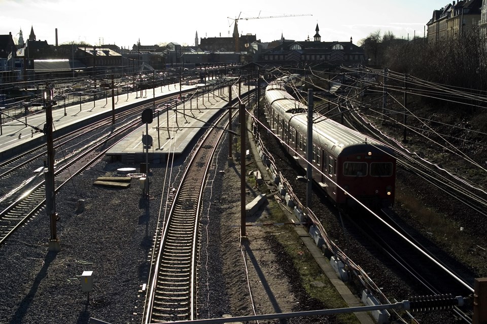 Med et nyt signalsystem skal Danmark have et moderne IT-baseret signalsystem. I stedet for lyssignaler langs sporene, som lokoføreren skal holde øje med, vil der i stedet være direkte kommunikation mellem et tog og en trafikstyringscentral, og signalerne flyttes dermed ind i toget. Men det 20 milliarder kronersdyre projekt er ramt af forsinkelser. Foto: ritzau/Perjesi Nicolai/arkiv Christian Grunert Rantorp