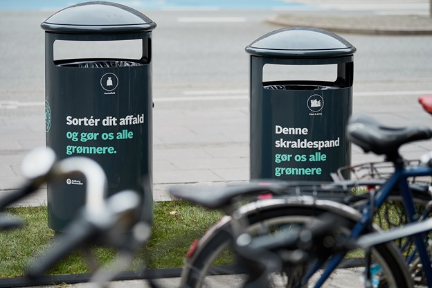 Spandene gør det enklere at sortere affaldet. Plast og metal skal i én, mens restaffald skal i den anden. Katrine Schousboe og Henrik Bo (foto)