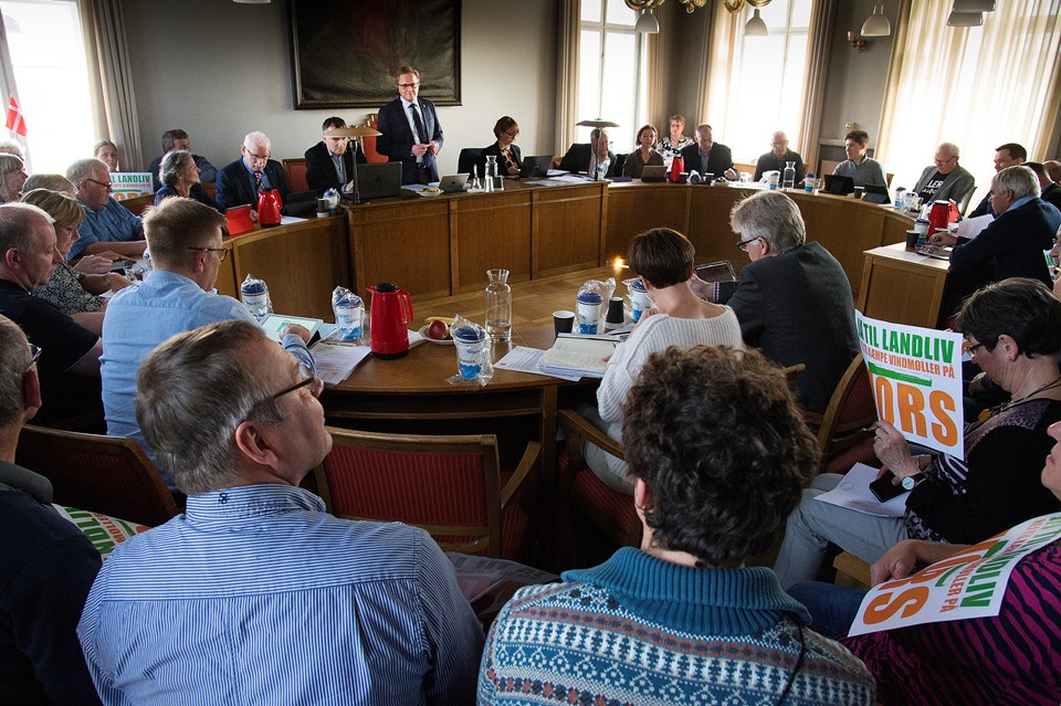 Politikerne i kommunalbestyrelsen i Morsø Kommune er med tre undtagelser alle over 50 år. Skal flere unge gå ind i politik, skal det politiske arbejde lettes, siger flere. Undersøgelse fra Det Nationale Forsknings - og Analysecenter for Velfærd oplyser, at det gennemsnitlige tidsforbrug set over alle landets kommuner er på 19 timer. Arkivfoto: Bo Lehm Helle Møller Larsen