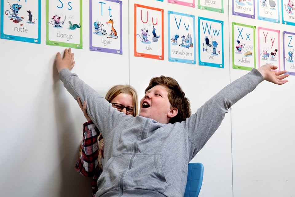Sejerø Skole har i alt 16 elever fra 0. til 7. klasse. Lasse Kristian Tipsmark og Kristine Malmberg Nørrevang. En ny rapport fra Dansk Center for Undervisningsmiljø (DCUM), viser, at hver tredje folkeskoleelev i 7. - 9.-klasse keder sig i undervisningen. Rapporten bygger på svar fra knap 500.000 skoleelever. RB PLUS /ritzau/Finn Frandsen/arkiv. Jens Betak Nielsen og Annette Bredmose, Ritzau