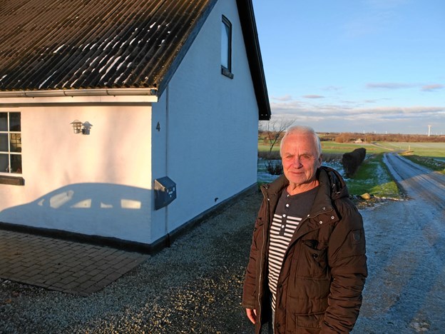 Mogens Voigt og hans kone bor i en renoveret landejendom lige ud til vejen. Tekst og foto: Carsten Tolbøll