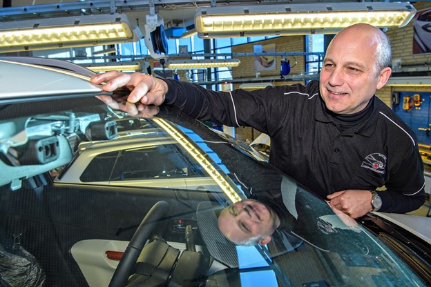 - Kamera og radar i forruden er standard i de fleste nye biler, fortæller faglærer Peter Jakobsen, Autobranchens Udviklingscenter, der har kalenderen med kursister fyldt op. Foto: Peter Broen Hans Christensen