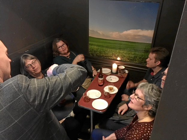 Et hjørne af caféen er indrettet som en gammeldags togkupé. Her sad en flok fra hobro Friskole og hyggede sig så godt, at de regner med at blive stamgæster.
Foto: Radio NORDJYSKE Anders Fuglsang