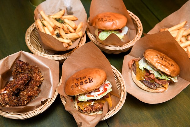 Man kan få tre forskellige burgere på The Burger Shack - oksekød, kylling eller vegetar. Camilla Gammelgaard og Claus Søndberg (foto)