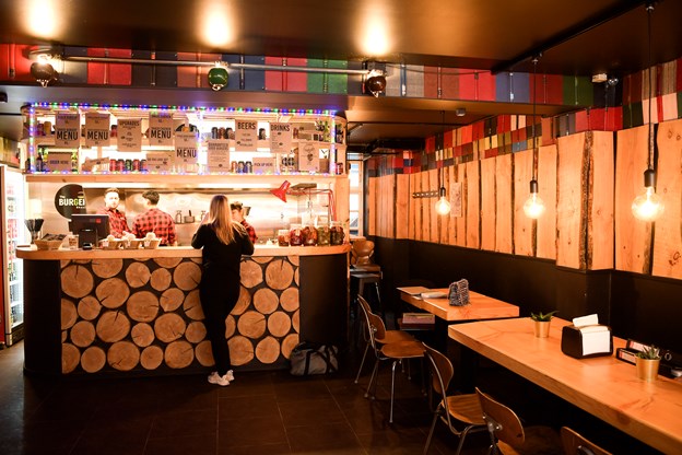 Der er hyggelig stemning og The Beatles i højtalerne på The Burger Shack. Camilla Gammelgaard og Claus Søndberg (foto)