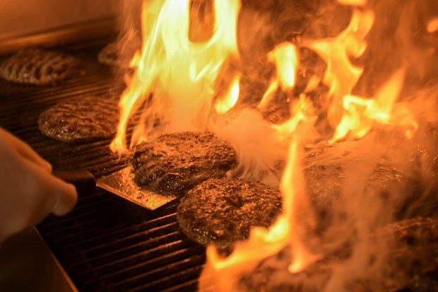 Kødet til bøfferne kommer fra fritgående kvæg og bliver flammegrillet i restaurantens køkken. Camilla Gammelgaard og Claus Søndberg (foto)