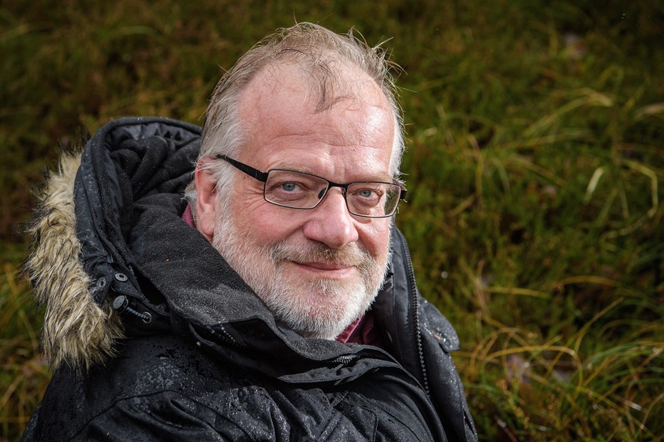 Den kolde januarregn siler ned, men naturen har åbent rundt. Søren Skov har fra sin tidlige ungdom interesseret sig for naturen og især fugle - og har altid elsket at formidle sin viden til andre. Det vil han fortsætte med at gøre, selv om han er stoppet som journalist på NORDJYSKE Medier. Foto: Peter Broen Lars Høj