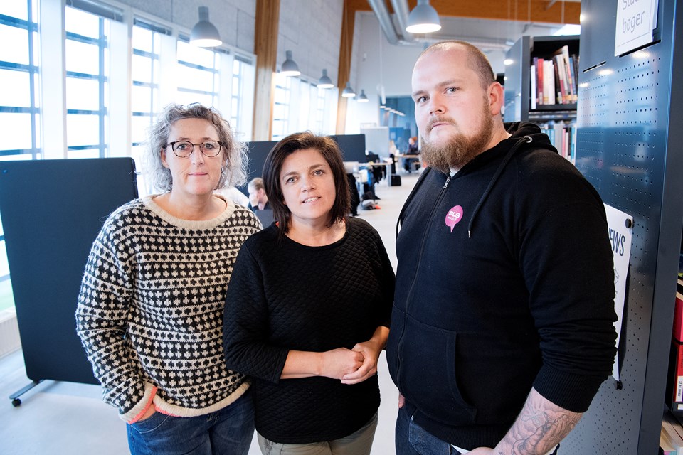 - Det er synd, at lærerne ikke får lov at undervise mere, end de gør. De brænder for det, og de er fagligt meget dygtige her, siger Anni Mark Iversen (t.v.). Hun er i gang med sin bacheloropgave, ”mental sundhed i folkeskolen” og føler, at hun trods alt har fået en god faglig ballast. Anni Iversen og Martin Svendsen (t.h.) vil gerne arbejde på skoler. Lene Kristensen håber at komme til at arbejde med sent udviklede. Det er synd, at lærerne ikke får lov at undervise mere, end de gør. De brænder for det, og de er fagligt meget dygtige her, siger Anni Mark Iversen (t.v.). Hun er i gang med sin bacheloropgave, ”mental sundhed i folkeskolen” og føler, at hun trods alt har fået en god faglig ballast. Anni Iversen og Martin Svendsen (t.h.) vil gerne arbejde på skoler. Lene Kristensen håber at komme til at arbejde med sent udviklede. Foto: Peter Mørk Lone Lærke Krog