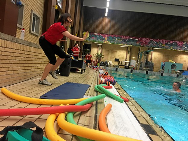 Inge-Marie Krøier Sørensen holder gang i Aqua Fitness-holdet. Foto: Radio NORDJYSKE Anders Fuglsang