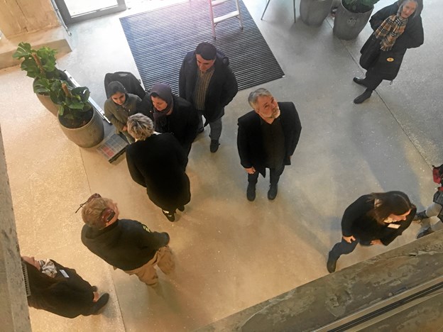 Bjørn Salling, direktør i FOKUS, kigger fra indgangen op mod sekretariatet på 1. salen, hvor Yogahuset også ligger. Foto: Radio NORDJYSKE Anders Fuglsang