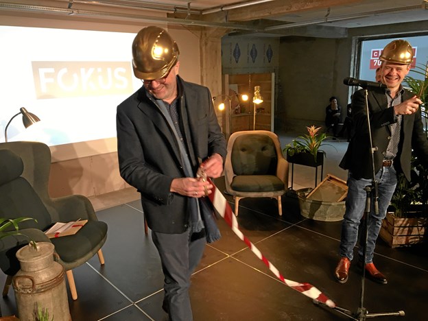 Aalborgborgmester Thomas Kastrup-Larsen i sin paradedisciplin. Formand for Det Obelske Familiefond, Christen Obel, er mindre rutineret. Foto: Radio NORDJYSKE Anders Fuglsang